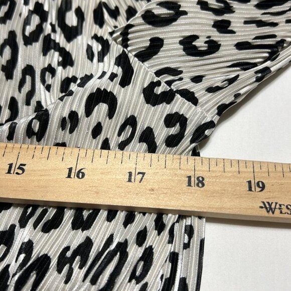 Zara Accordion Pleat leopard print v-neck Blouse - Picture 4 of 5